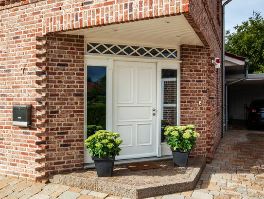 Haus Pohl kombiniert eine traditionelle und zugleich moderne Konstruktion der Haustür. (Foto: BAUMEISTER-HAUS)