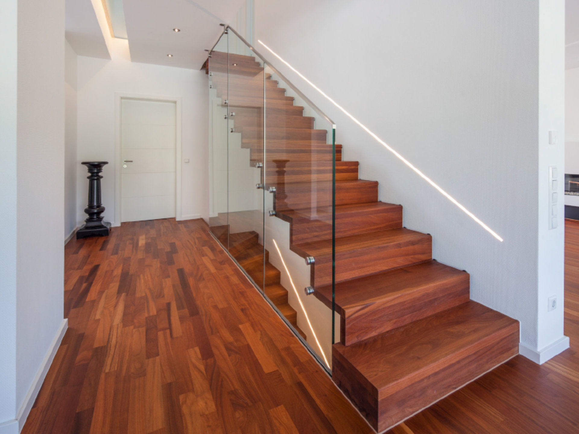 Haus Quandt – Treppe mit glasklarer Begrenzung (Foto: BAUMEISTER-HAUS)