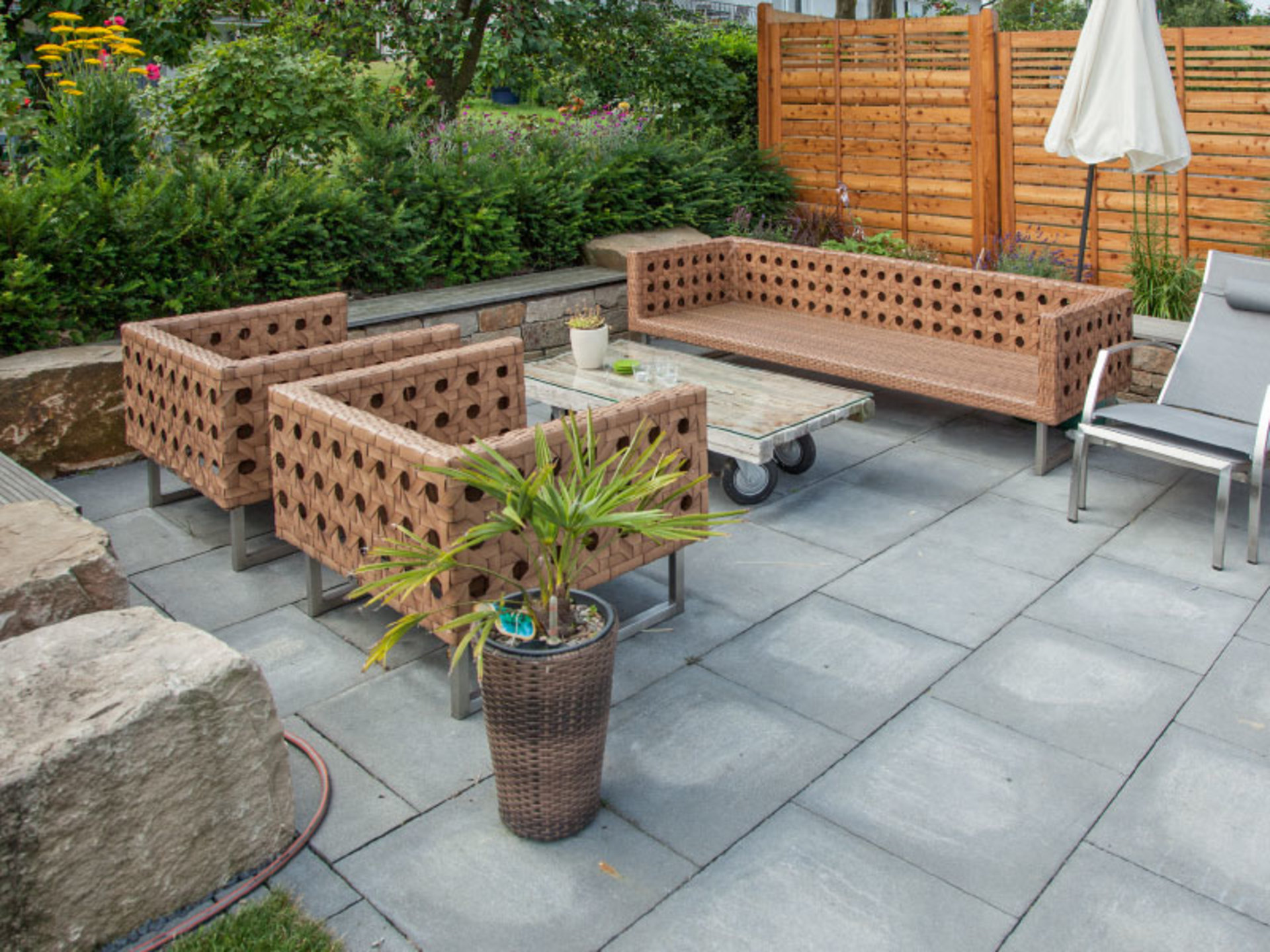 Bei Haus Dietz ist der Trend zum Naturmobiliar sehr präsent wie bei den Gartenmöbeln. (Foto: BAUMEISTER-HAUS)