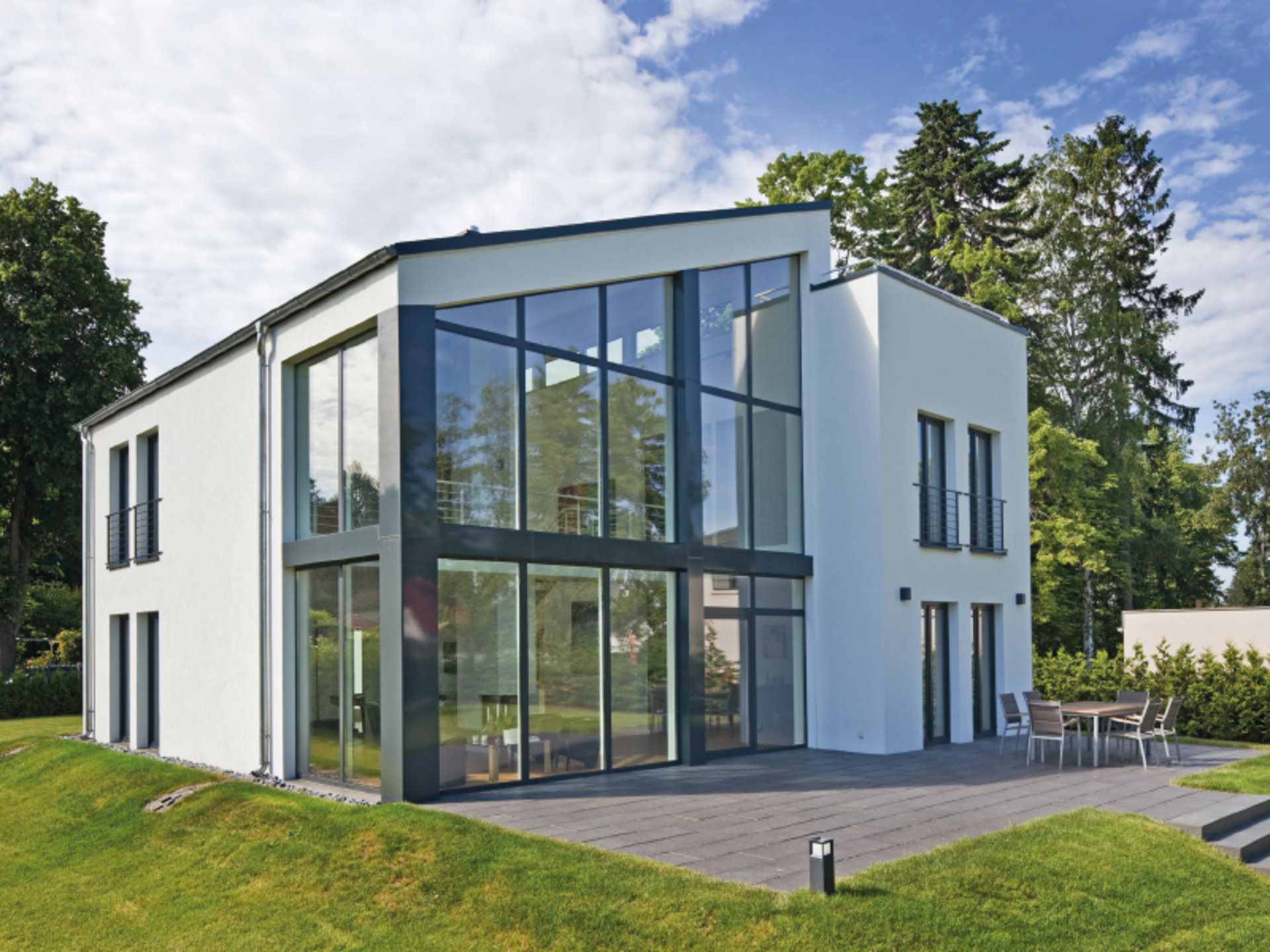 Haus Jonas kombiniert schon heute moderne Architektur mit zukunfstweisender Haus- und Gebäudetechnik.
