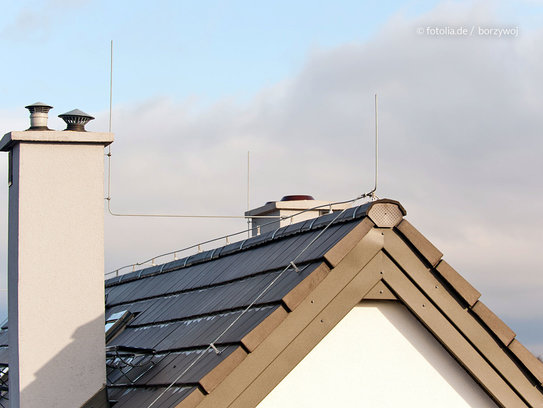 Bei schütz vor Blitzeinschlägen können Sie beim Bau oder auch nachträglich den Blitzableiter auf Ihrem Dach einbauen lassen. (Foto: © fotolia.de / borzywoj)