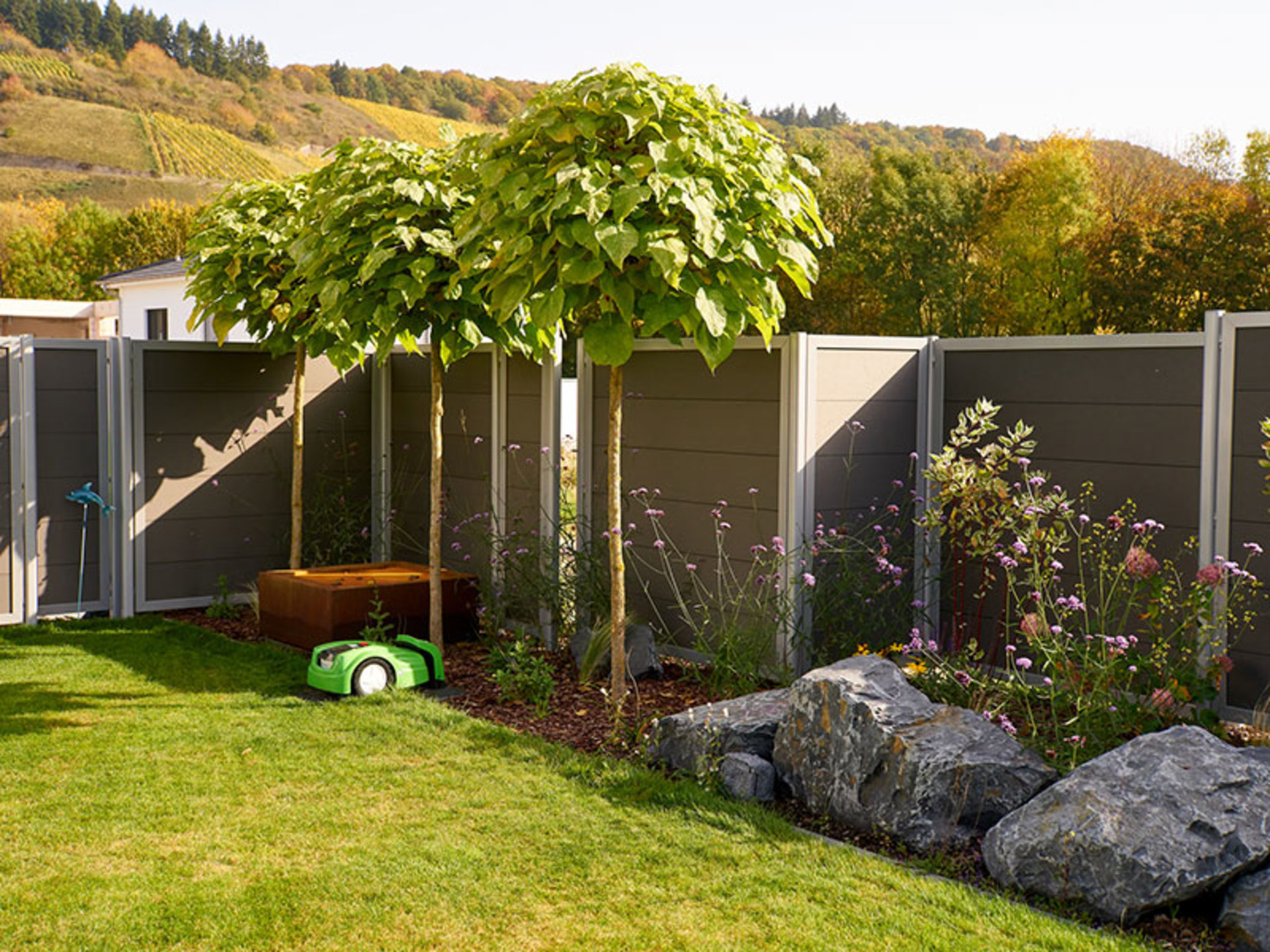 Der Garten von Haus Zech ist rundherum von einem blickdichten Zaun eingefasst (Foto: © BAUMEISTER-HAUS)