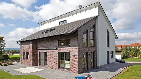 Haus Markus | Klinkerfassade und Putz in harmonischem Dialog.